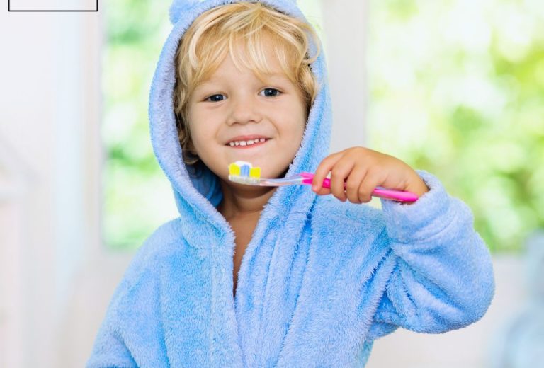 Tandarts Noor - Jongetje met tandenborstel in blauwe badjas.