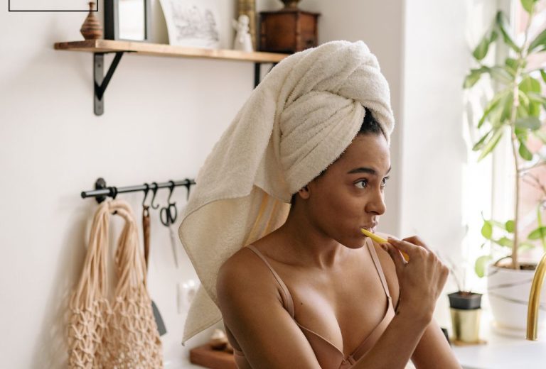Tandarts Noor - Vrouw poetst tanden in badkamer