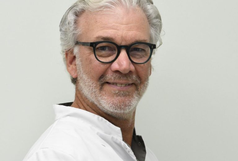 Raymond Brons - Tandtechnieker aan het werk in Voorhout.