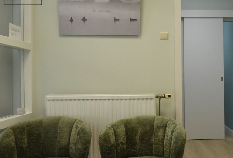 Ontvangstruimte van tandartspraktijk in Voorhout met comfortabele zitplaatsen